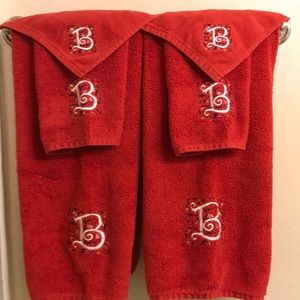 “B” towel set